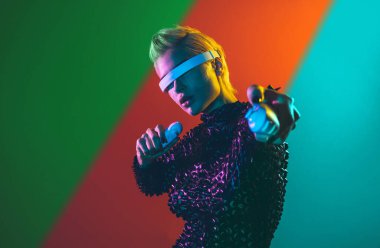 Gelişmiş teknoloji parçalarına sahip biyonik bir süper insanın temsili VR vizör ve cihazlar olarak karışık bir gerçeklik eğitim odasında oynanıyor. İnsan ırkının ve yapay zekanın gelecekteki siber punk evrimi