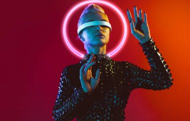 Gelişmiş teknoloji parçalarına sahip biyonik bir süper insanın temsili VR vizör ve cihazlar olarak karışık bir gerçeklik eğitim odasında oynanıyor. İnsan ırkının ve yapay zekanın gelecekteki siber punk evrimi