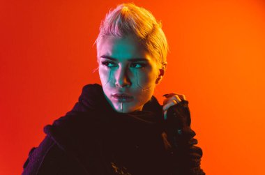 Gelişmiş teknoloji parçalarına sahip biyonik bir süper insanın temsili VR vizör ve cihazlar olarak karışık bir gerçeklik eğitim odasında oynanıyor. İnsan ırkının ve yapay zekanın gelecekteki siber punk evrimi