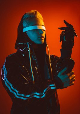 Gelişmiş teknoloji parçalarına sahip biyonik bir süper insanın temsili VR vizör ve cihazlar olarak karışık bir gerçeklik eğitim odasında oynanıyor. İnsan ırkının ve yapay zekanın gelecekteki siber punk evrimi