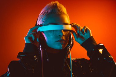 Gelişmiş teknoloji parçalarına sahip biyonik bir süper insanın temsili VR vizör ve cihazlar olarak karışık bir gerçeklik eğitim odasında oynanıyor. İnsan ırkının ve yapay zekanın gelecekteki siber punk evrimi