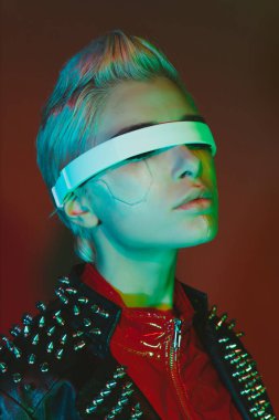 Gelişmiş teknoloji parçalarına sahip biyonik bir süper insanın temsili VR vizör ve cihazlar olarak karışık bir gerçeklik eğitim odasında oynanıyor. İnsan ırkının ve yapay zekanın gelecekteki siber punk evrimi