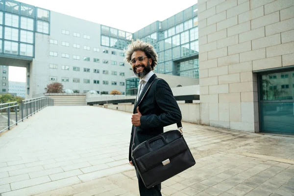 Joven Empresario Hombre Negocios Caminando Fuera Oficina Después Ajetreado Día — Foto de Stock