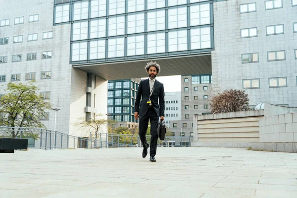 Başarılı Bir Gününün Ardından Ofisinin Önünde Yürüyen Genç Girişimci Bir — Stok fotoğraf