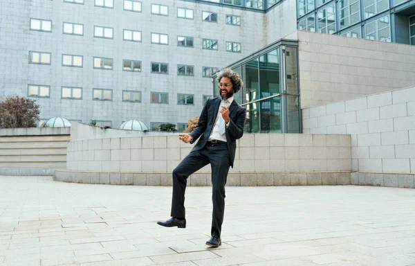 Jungunternehmer Der Außerhalb Des Büros Musik Hört Und Tanzt Konzept — Stockfoto