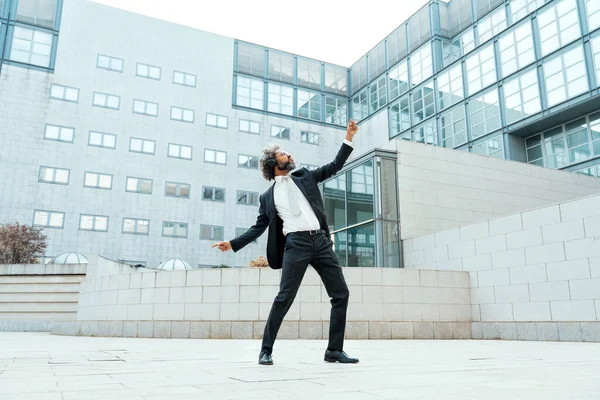 Νεαρός Επιχειρηματίας Επιχειρηματίας Που Ακούει Μουσική Και Χορεύει Έξω Από — Φωτογραφία Αρχείου