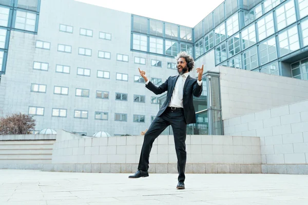 若い起業家ビジネスマンは音楽を聞いてオフィスの外で踊る ビジネスにおける自由と成功の概念 — ストック写真