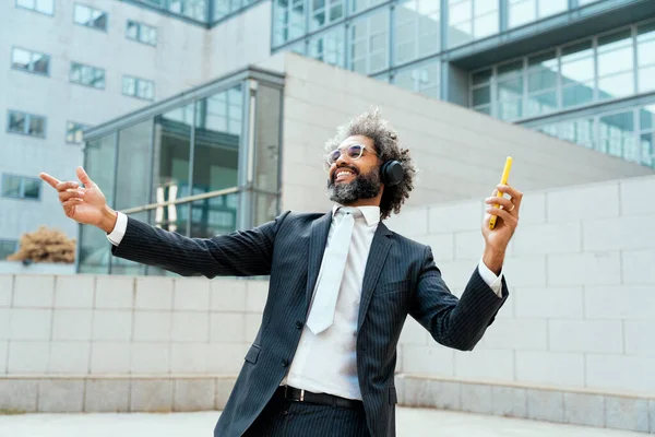 若い起業家ビジネスマンは音楽を聞いてオフィスの外で踊る ビジネスにおける自由と成功の概念 — ストック写真