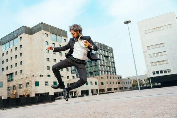 Tânărul Antreprenor Sare Dansează Pentru Sărbători Ziua Succes Locul Muncă — Fotografie, imagine de stoc