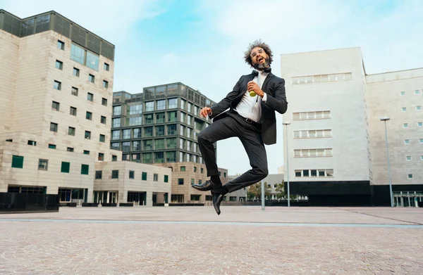 Joven Emprendedor Saltando Bailando Para Celebrar Exitoso Día Trabajo Concepto —  Fotos de Stock