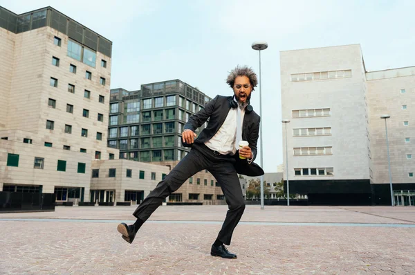 Молодой Предприниматель Прыгает Танцует Отпраздновать Свой Успешный Рабочий День Концепция — стоковое фото