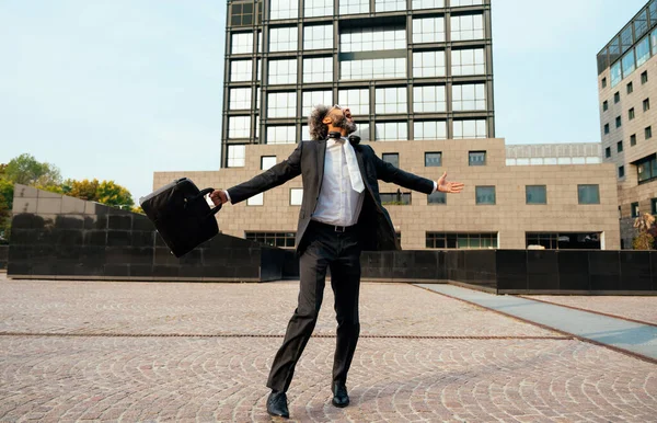 Jonge Ondernemer Springt Danst Zijn Geslaagde Werkdag Vieren Begrip Vrijheid — Stockfoto