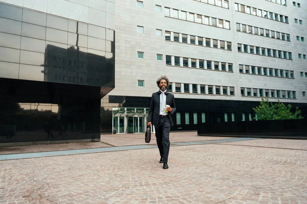 Jonge Ondernemer Zakenman Loopt Buiten Zijn Kantoor Een Lange Succesvolle — Stockfoto