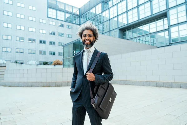 忙しい一日の成功した仕事の後 若い起業家ビジネスマンは彼のオフィスの外を歩く — ストック写真