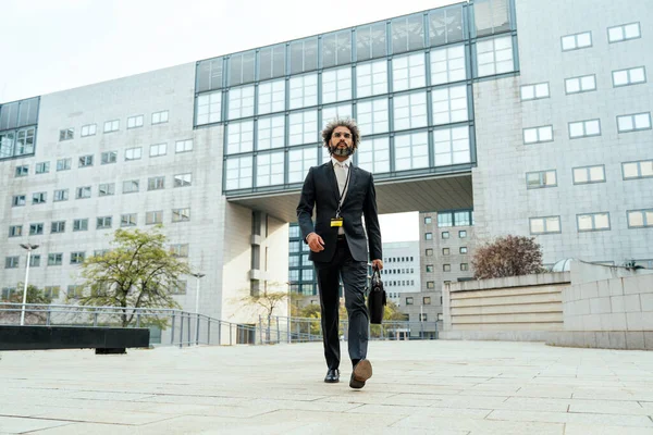 Joven Empresario Hombre Negocios Caminando Fuera Oficina Después Ajetreado Día —  Fotos de Stock