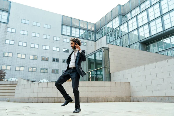 Молодий Підприємець Бізнесмен Слухає Музику Танцює Межами Офісу Концепція Свободи — стокове фото