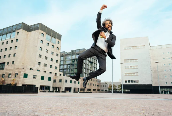 Νεαρός Επιχειρηματίας Πηδάει Και Χορεύει Για Γιορτάσει Την Επιτυχημένη Μέρα — Φωτογραφία Αρχείου