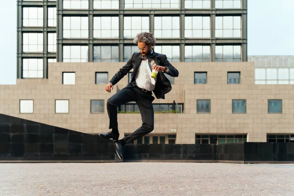 Joven Emprendedor Saltando Bailando Para Celebrar Exitoso Día Trabajo Concepto — Foto de Stock