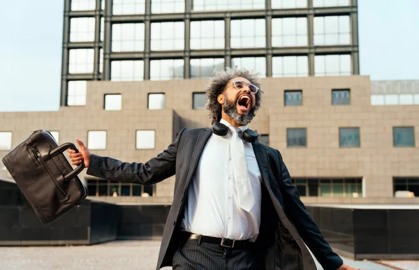 기업가 직장에서의 성공적 하루를 축하하기 점프하고 있습니다 에서의 자유와 근심없는 — 스톡 사진
