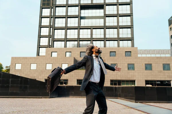 年轻企业家跳起舞庆祝他在工作中的成功一天 商业生涯中的自由和无忧无虑的概念 — 图库照片