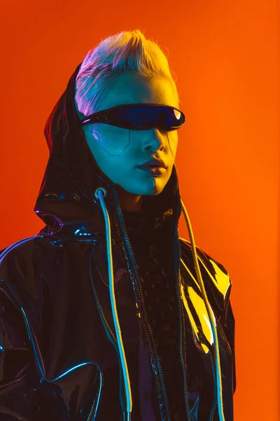 Gelişmiş teknoloji parçalarına sahip biyonik bir süper insanın temsili VR vizör ve cihazlar olarak karışık bir gerçeklik eğitim odasında oynanıyor. İnsan ırkının ve yapay zekanın gelecekteki siber punk evrimi