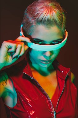 Gelişmiş teknoloji parçalarına sahip biyonik bir süper insanın temsili VR vizör ve cihazlar olarak karışık bir gerçeklik eğitim odasında oynanıyor. İnsan ırkının ve yapay zekanın gelecekteki siber punk evrimi