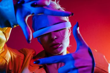 Gelişmiş teknoloji parçalarına sahip biyonik bir süper insanın temsili VR vizör ve cihazlar olarak karışık bir gerçeklik eğitim odasında oynanıyor. İnsan ırkının ve yapay zekanın gelecekteki siber punk evrimi