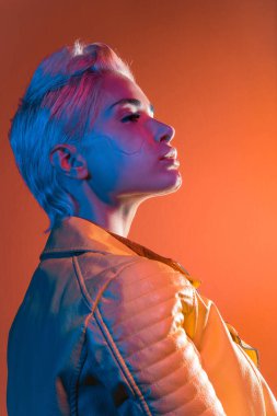 Gelişmiş teknoloji parçalarına sahip biyonik bir süper insanın temsili VR vizör ve cihazlar olarak karışık bir gerçeklik eğitim odasında oynanıyor. İnsan ırkının ve yapay zekanın gelecekteki siber punk evrimi