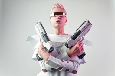 Gelişmiş teknoloji parçalarına sahip biyonik bir süper insanın temsili VR vizör ve cihazlar olarak karışık bir gerçeklik eğitim odasında oynanıyor. İnsan ırkının ve yapay zekanın gelecekteki siber punk evrimi