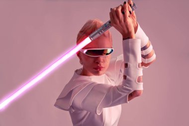 Gelişmiş teknoloji parçalarına sahip biyonik bir süper insanın temsili VR vizör ve cihazlar olarak karışık bir gerçeklik eğitim odasında oynanıyor. İnsan ırkının ve yapay zekanın gelecekteki siber punk evrimi