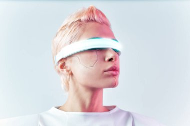 Gelişmiş teknoloji parçalarına sahip biyonik bir süper insanın temsili VR vizör ve cihazlar olarak karışık bir gerçeklik eğitim odasında oynanıyor. İnsan ırkının ve yapay zekanın gelecekteki siber punk evrimi