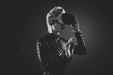 Gelişmiş teknoloji parçalarına sahip biyonik bir süper insanın temsili VR vizör ve cihazlar olarak karışık bir gerçeklik eğitim odasında oynanıyor. İnsan ırkının ve yapay zekanın gelecekteki siber punk evrimi