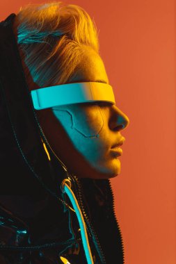 Gelişmiş teknoloji parçalarına sahip biyonik bir süper insanın temsili VR vizör ve cihazlar olarak karışık bir gerçeklik eğitim odasında oynanıyor. İnsan ırkının ve yapay zekanın gelecekteki siber punk evrimi