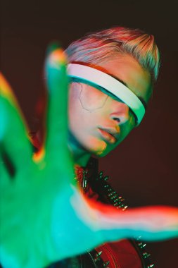 Gelişmiş teknoloji parçalarına sahip biyonik bir süper insanın temsili VR vizör ve cihazlar olarak karışık bir gerçeklik eğitim odasında oynanıyor. İnsan ırkının ve yapay zekanın gelecekteki siber punk evrimi