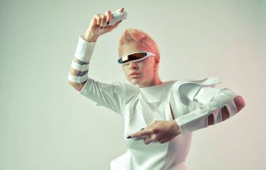 Gelişmiş teknoloji parçalarına sahip biyonik bir süper insanın temsili VR vizör ve cihazlar olarak karışık bir gerçeklik eğitim odasında oynanıyor. İnsan ırkının ve yapay zekanın gelecekteki siber punk evrimi