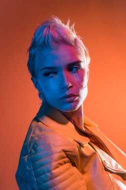 Gelişmiş teknoloji parçalarına sahip biyonik bir süper insanın temsili VR vizör ve cihazlar olarak karışık bir gerçeklik eğitim odasında oynanıyor. İnsan ırkının ve yapay zekanın gelecekteki siber punk evrimi