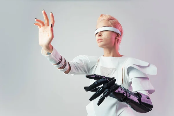 一个仿生超级人类的表现与先进的技术部件 如Vr面罩和小玩艺儿在一个混合现实训练室 人类和人工智能的未来网络庞克进化 — 图库照片
