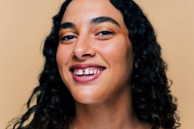 Diasteması olan güzel bir genç kadının güzel stüdyo portresi farklı ve eşsiz stili olan kendine güvenen ve ilginç bir kadın cilt bakımı, vücut bakımı, bireysellik ve beden kabulü kavramları.