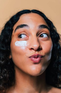 Diasteması olan güzel bir genç kadının güzel stüdyo portresi farklı ve eşsiz stili olan kendine güvenen ve ilginç bir kadın cilt bakımı, vücut bakımı, bireysellik ve beden kabulü kavramları.