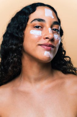 Diasteması olan güzel bir genç kadının güzel stüdyo portresi farklı ve eşsiz stili olan kendine güvenen ve ilginç bir kadın cilt bakımı, vücut bakımı, bireysellik ve beden kabulü kavramları.