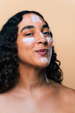 Diasteması olan güzel bir genç kadının güzel stüdyo portresi farklı ve eşsiz stili olan kendine güvenen ve ilginç bir kadın cilt bakımı, vücut bakımı, bireysellik ve beden kabulü kavramları.