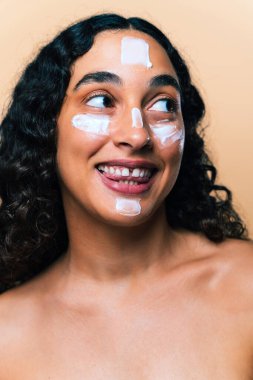 Diasteması olan güzel bir genç kadının güzel stüdyo portresi farklı ve eşsiz stili olan kendine güvenen ve ilginç bir kadın cilt bakımı, vücut bakımı, bireysellik ve beden kabulü kavramları.