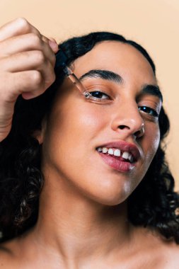 Diasteması olan güzel bir genç kadının güzel stüdyo portresi farklı ve eşsiz stili olan kendine güvenen ve ilginç bir kadın cilt bakımı, vücut bakımı, bireysellik ve beden kabulü kavramları.