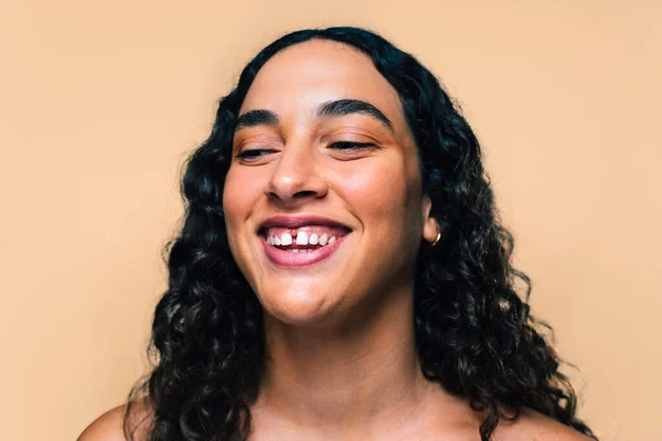 Diasteması Olan Güzel Bir Genç Kadının Güzel Stüdyo Portresi Farklı — Stok fotoğraf