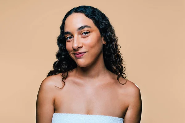 Estúdio Beleza Retrato Bela Jovem Com Diastema Feminino Confiante Interessante — Fotografia de Stock