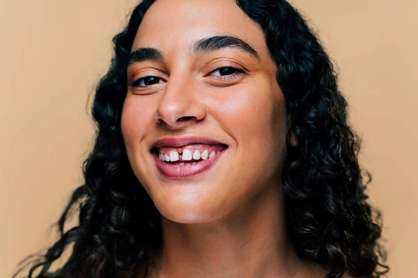 Diasteması Olan Güzel Bir Genç Kadının Güzel Stüdyo Portresi Farklı — Stok fotoğraf