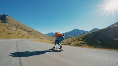 Sinema, yokuş aşağı uzun tahta seansı. Genç bir kadın kaykay yapıyor ve dağ geçidinde virajlar arasında numaralar yapıyor. Ekstrem sporlar ve insanlar hakkındaki kavram