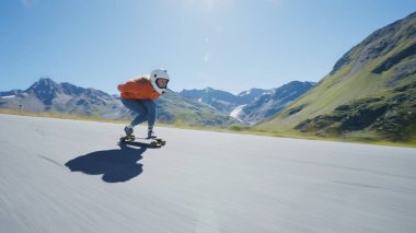 Sinema, yokuş aşağı uzun tahta seansı. Genç bir kadın kaykay yapıyor ve dağ geçidinde virajlar arasında numaralar yapıyor. Ekstrem sporlar ve insanlar hakkındaki kavram