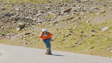 Sinema, yokuş aşağı uzun tahta seansı. Genç bir kadın kaykay yapıyor ve dağ geçidinde virajlar arasında numaralar yapıyor. Ekstrem sporlar ve insanlar hakkındaki kavram