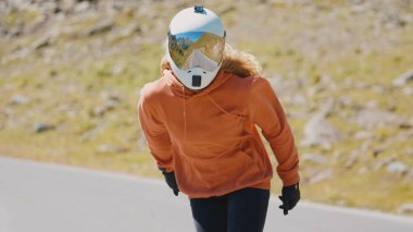 Sinema, yokuş aşağı uzun tahta seansı. Genç bir kadın kaykay yapıyor ve dağ geçidinde virajlar arasında numaralar yapıyor. Ekstrem sporlar ve insanlar hakkındaki kavram